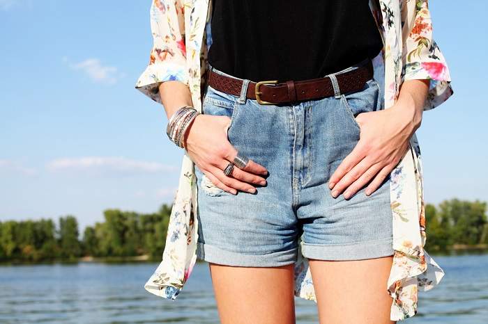 short jeans and brown belt